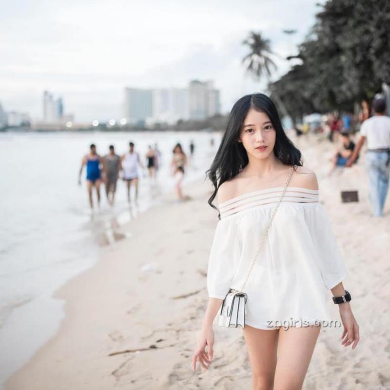 成都女伴游漂亮车模昔茧玲