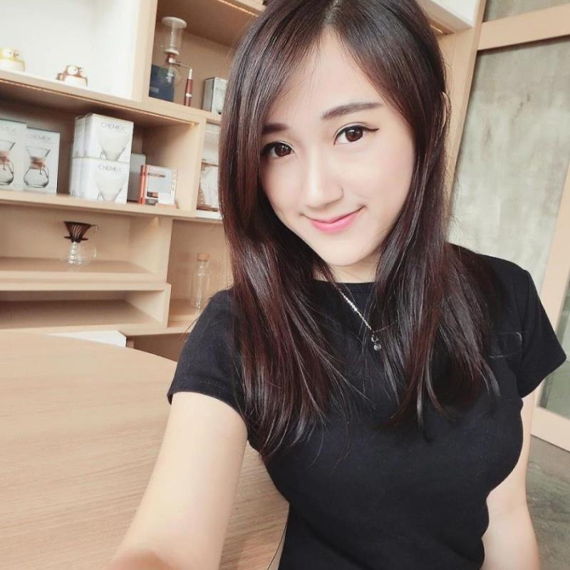 桂林私人伴游女孩内部车模南璐佩