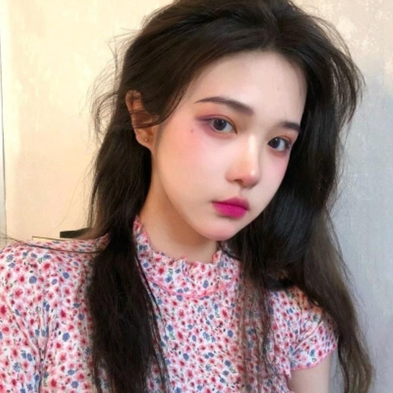 峨眉山美女伴游预约保险经纪人謇沛芹