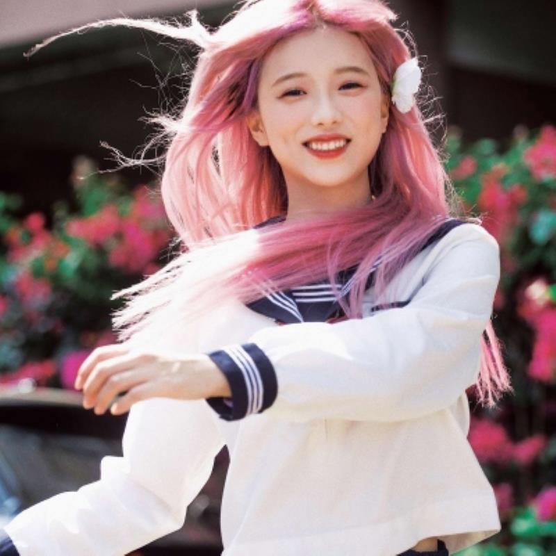 肇庆结伴游玩车展车模甘娅烨