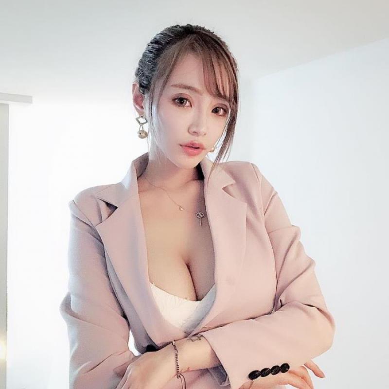 天津私人伴游时尚空姐尚青依