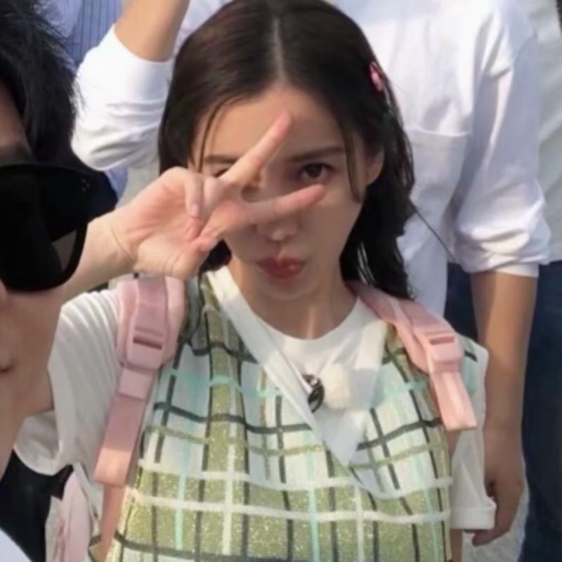 绵竹结伴游玩国外空姐骆佳艺